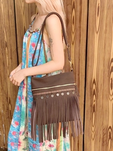 Sac à bandoulière vintage bohème avec franges et pendentifs de pièces ethniques