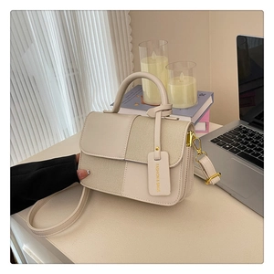 Vue détaillée du sac bandoulière beige patchwork avec finitions dorées et étiquette