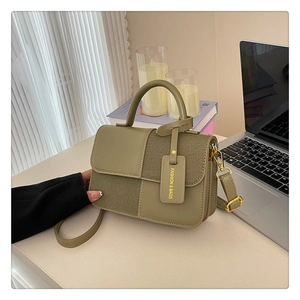 Détail du sac à main bicolore avec patchwork kaki et vert olive et fermoir doré chic