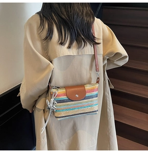 Detail der bunten gewebten Tasche mit Lederklappe und Stern-Quasten-Anhänger