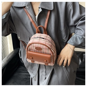 Mini-Rucksack mit rosa Karomuster, braunem Lederbesatz und silbernem Metallreißverschluss