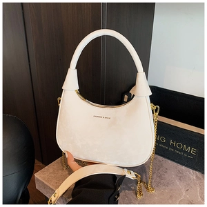 Détail du sac à main blanc demi-cercle avec chaîne dorée et texte Fashion & Bags