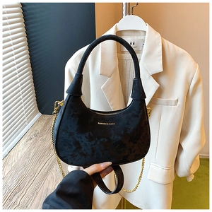 Détail du sac croissant noir avec chaîne dorée et inscription FASHION & BAGS brodée