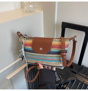Detail der bunten Regenbogen-Webtasche mit brauner Lederklappe und silberner Schließe