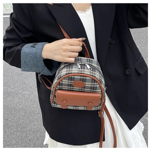 Detail des britischen Karo-Minirucksacks mit Canvas-Struktur und braunem Lederbesatz