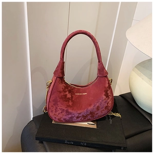 Détail du sac hobo en velours bordeaux avec chaîne dorée et logo Fashion & Bags