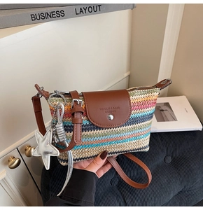 Detail der bunten geflochtenen Tasche mit Lederklappe und Stern-Anhänger