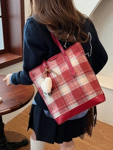 Sac Seau en Laine à Carreaux Rétro pour Femmes Couleur Contrastée Sac Fourre-Tout Grande Capacité Avec Pendentif Coeur en Peluche Sac à Bandoulière Décontracté