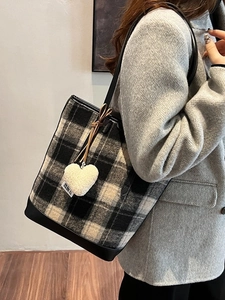 Sac cabas classique en laine à carreaux noirs et blancs avec charme cœur et cuir