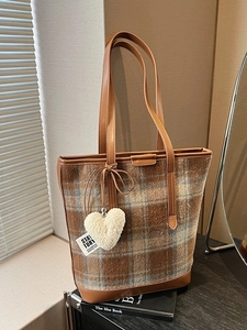 Sac seau en tweed à carreaux marron avec longues anses et porte-clé cœur blanc