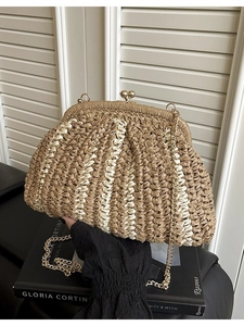 Borsa mare in paglia con tracolla a catena dorata e chiusura vintage a righe moda