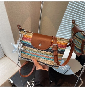 Detail der bunten gewebten Tasche mit Lederklappe und Stern-Anhänger Accessoires