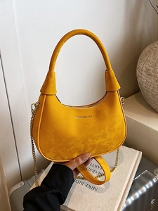 Sac à main demi-lune en daim jaune avec bandoulière chaîne dorée et poignée