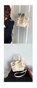 Détail du sac à main à carreaux jaunes et blancs avec nœud décoratif et fine bandoulière