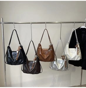 Sacs hobo en similicuir brillant cinq couleurs présentés sur un support métal