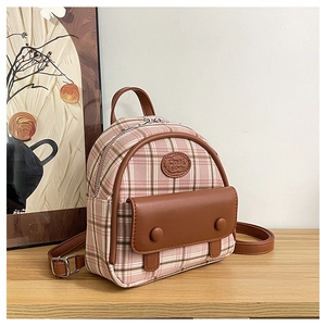 Detail eines rosa karierten Mini-Rucksacks mit brauner Kunstledertasche und Modelabel