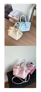 Détail de sacs seaux à carreaux jaune, bleu et rose avec nœud et bandoulières assorties
