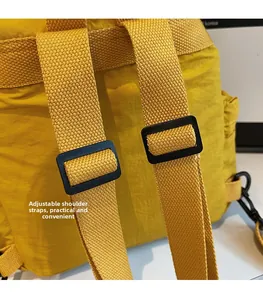 Détails des bretelles rembourrées réglables avec boucles en plastique sur le sac à dos jaune