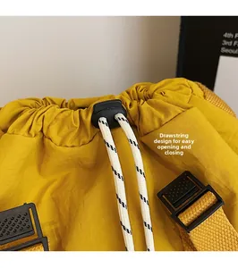 Détail du cordon de serrage avec arrêt sur un sac à dos en nylon jaune vif