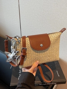 Geflochtene Strohtasche mit braunem Lederbesatz und stilvollem Sternanhänger für Damen