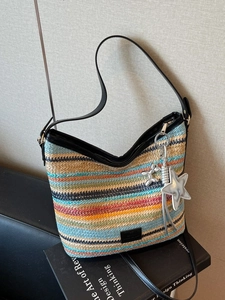 Bolso de hombro tejido a rayas coloridas con correa negra y colgante de perro metálico