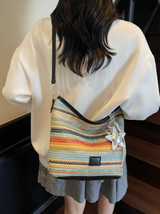 Bolso hobo tejido a rayas coloridas con correa de cuero y colgante de estrella para verano