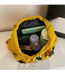 Vue intérieure montrant la grande capacité de stockage du sac à dos avec accessoires