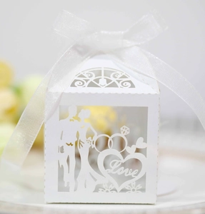 Boîte à bonbons mariage découpée au laser avec silhouette de couple et ruban blanc