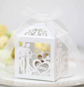 Détail macro de boîte de mariage découpée au laser avec mariés et inscription Love