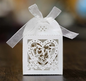Détail de la boîte à dragées blanche découpée au laser avec motif cœur et écriture LOVE