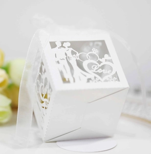 Boîte de dragées de mariage découpée au laser avec texte Love et ruban blanc décoratif