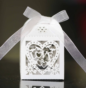 Boîte à bonbons blanche découpée au laser avec cœur LOVE et nœud en ruban