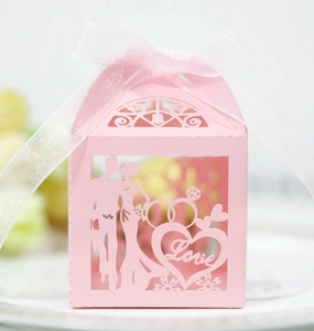 Boîte à dragées mariage rose découpée au laser avec silhouettes mariés et motif Love