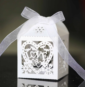 Boîte à bonbons blanche découpée au laser avec motifs de cœur LOVE et ruban élégant