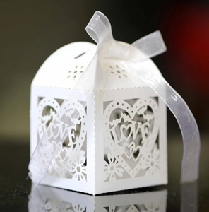 Boîte à dragées découpée au laser avec motif cœur, texte LOVE et ruban en organza blanc