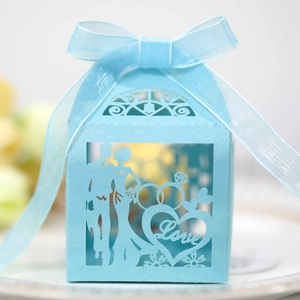 Boîte à dragées bleu clair découpée au laser avec silhouette romantique et nœud satin