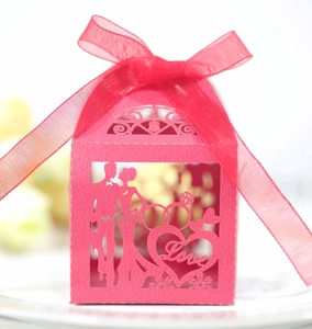 Boîte à bonbons mariage découpée au laser avec silhouettes de mariés et ruban rouge