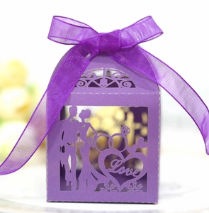 Boîte de dragées de mariage violette découpée au laser avec texte Love et nœud en satin