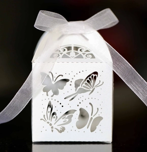 Elegante lasergeschnittene Schmetterlings-Süßigkeitenbox mit Organzaband für Hochzeiten