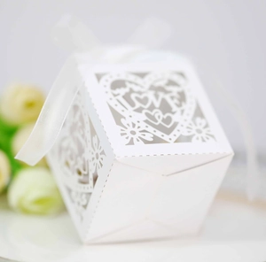 Détail de boîte de mariage blanche découpée au laser avec cœur LOVE et ruban satin