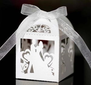 Laser Cut Heart Shape Wedding Candy Boxes Ribbon Couple Silhouette Party Favor Gift Boxes For Valentine Day Engagement