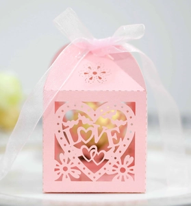 Boîte à bonbons de mariage rose découpée au laser avec motif LOVE et ruban blanc