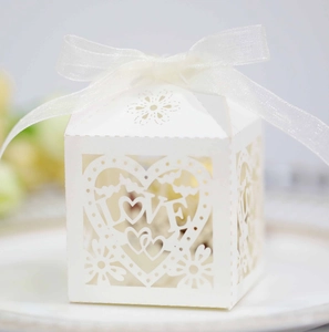 Boîte à dragées blanche découpée au laser avec motifs cœurs et inscription LOVE raffinée