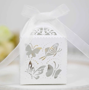 Detail einer lasergeschnittenen Schmetterling-Hochzeitsbox mit elegantem Organzaband