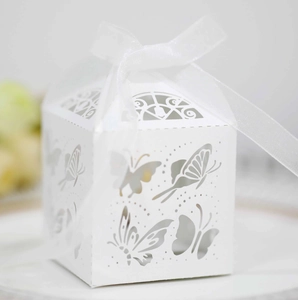Nahaufnahme der weißen lasergeschnittenen Schmetterlingsbox mit Schleife für Hochzeiten