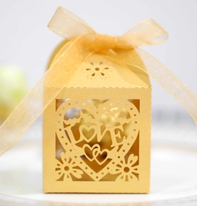 Boîte à dragées mariage or découpée au laser avec motif cœur et ruban élégant