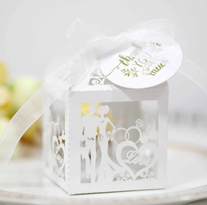 Boîte à bonbons de mariage découpée au laser avec silhouette de mariés et étiquette