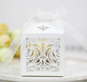 Détail boîte à bonbons découpée au laser avec ruban en organza pour mariage