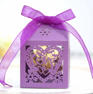 Détail de la boîte à bonbons violette découpée au laser avec motif cœur LOVE et ruban