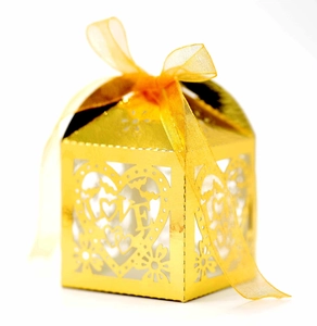 Détail boîte de mariage dorée découpée au laser avec motifs LOVE et ruban en satin